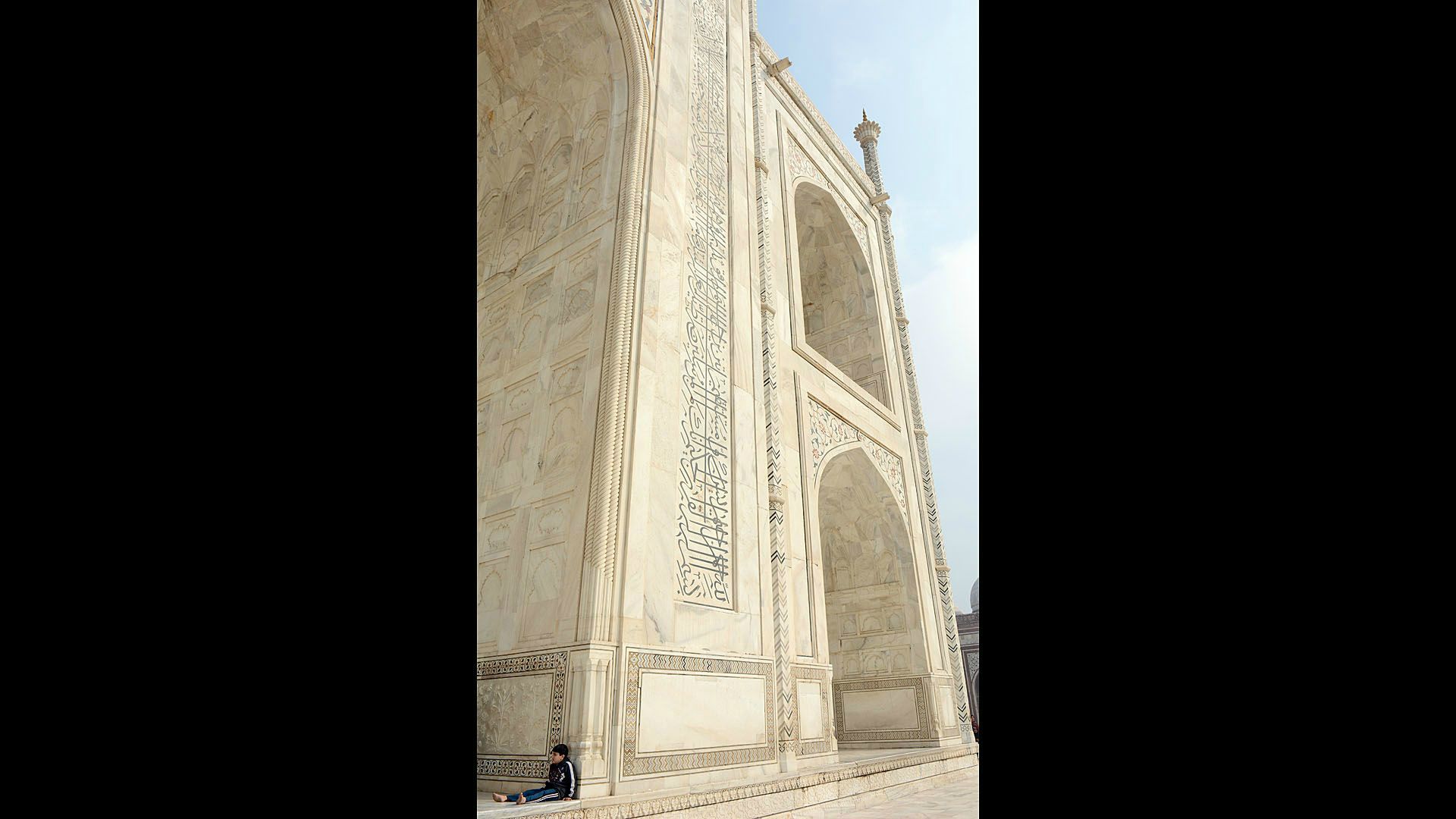 Taj Mahal - jeden z siedmiu cudów nowożytnego świata. Indyjskie Mauzoleum wzniesione przez Szahdżahana z Dynastii Wielkich Mogołów na pamiątkę ukochanej żony Mumtaz Mahal